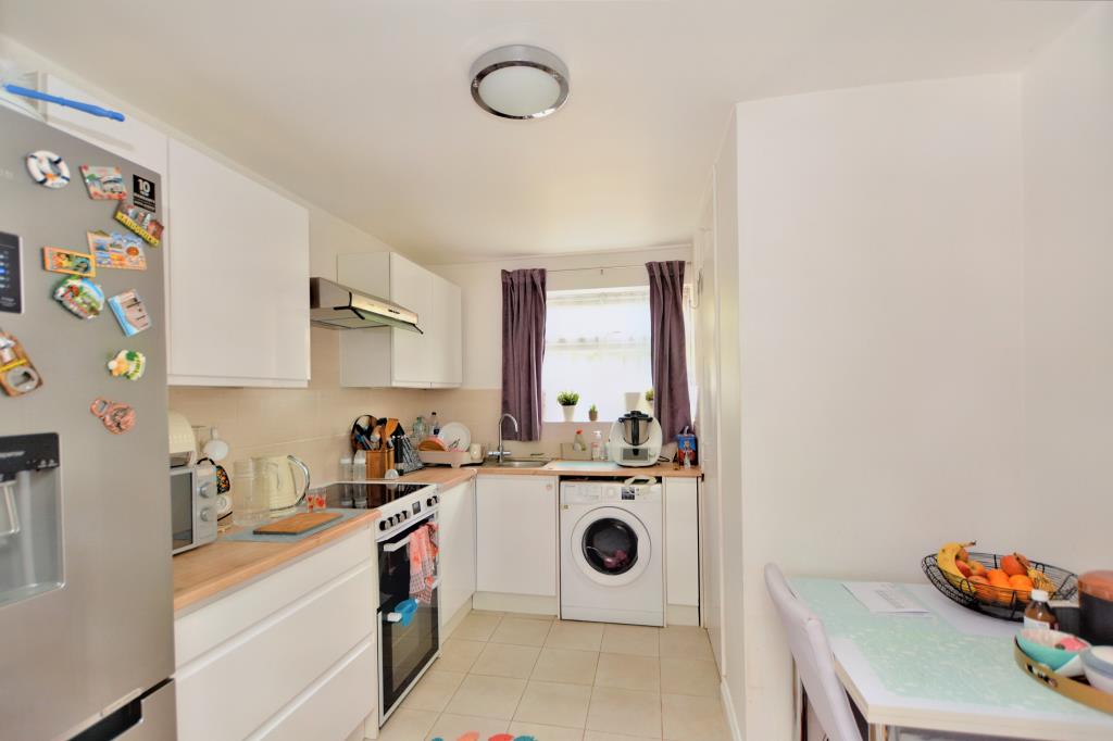 Lot: 20 - TWO-BEDROOM GROUND FLOOR APARTMENT WITH GARAGE - Kitchen